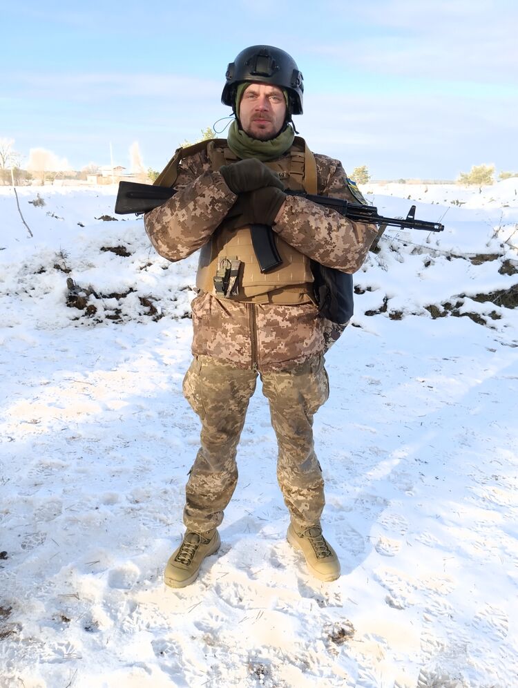  31034557  Ivan, 32 ,    