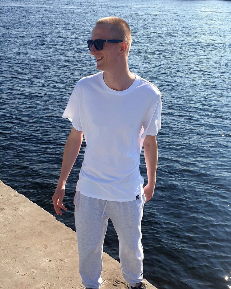  37095227  , 28 ,    -