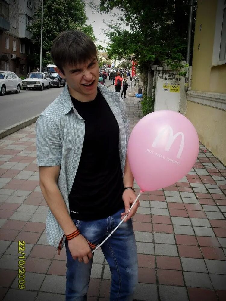  27722347  Anton, 33 ,    