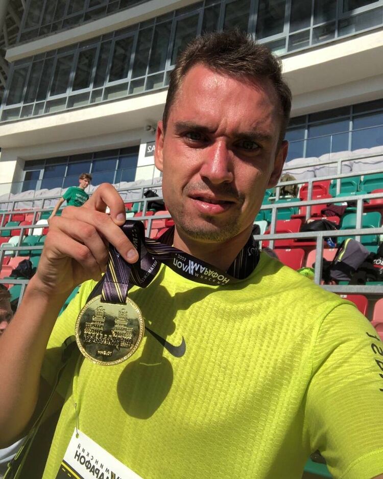  38174657  Anton, 29 ,    