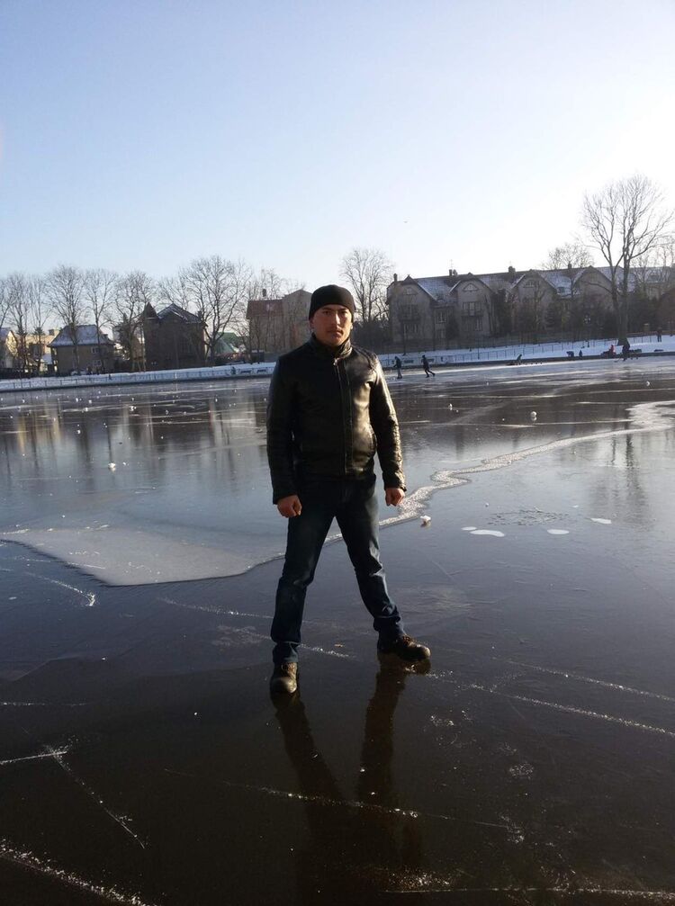  8771057  Farxod, 32 ,    