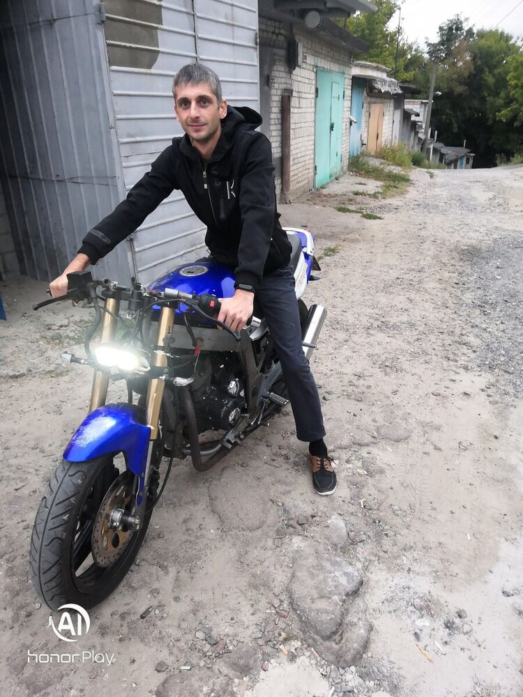 21729367  Yura Khoba, 34 ,    