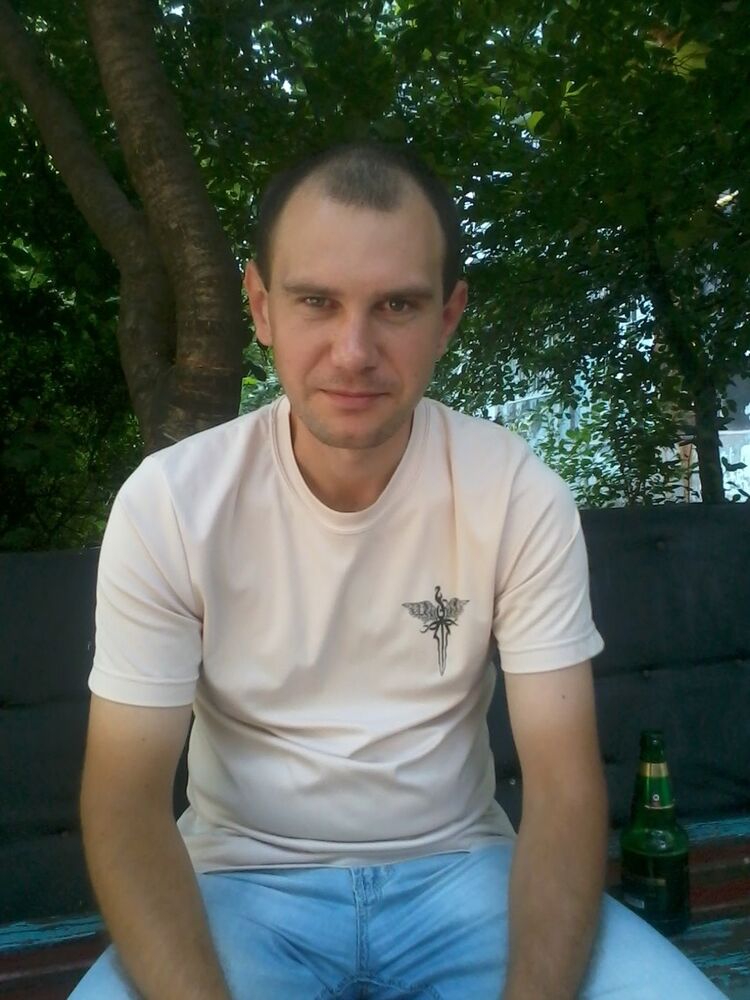  ,   Eduard, 39 ,  
