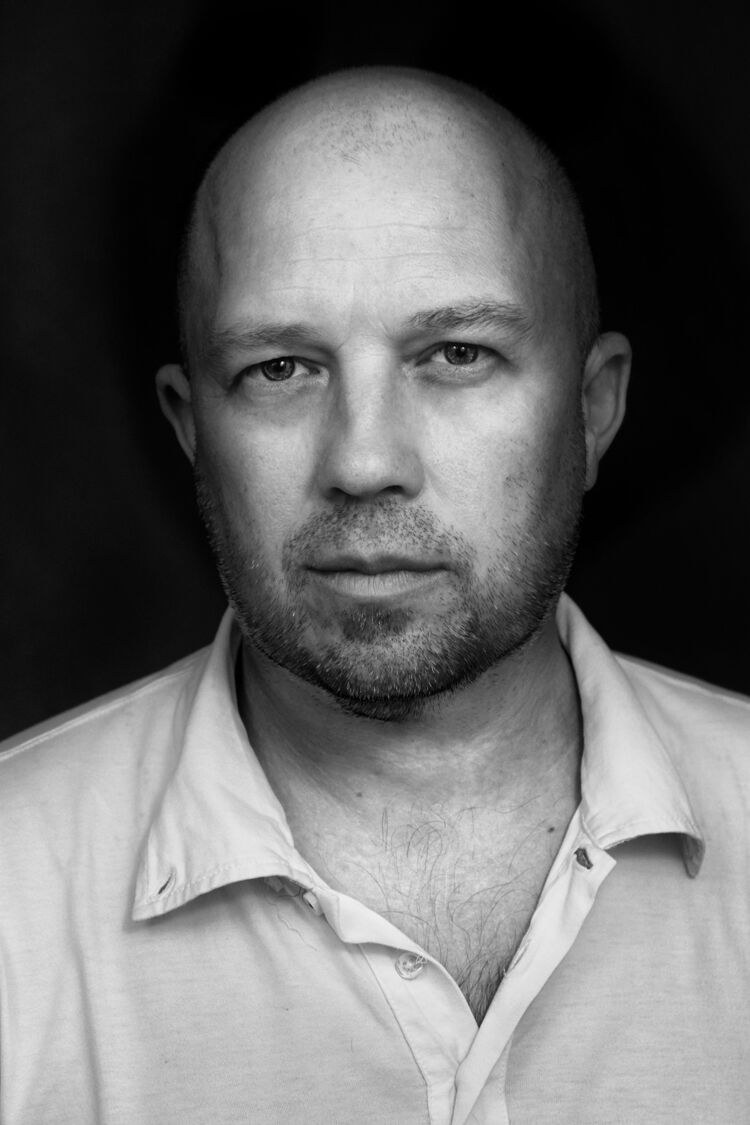  27670457  Andrej, 47 ,    