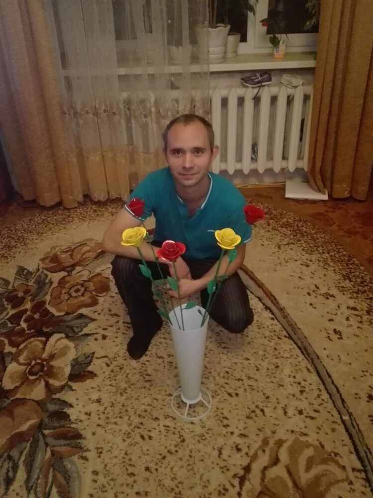  10775337  Cergei, 37 ,    