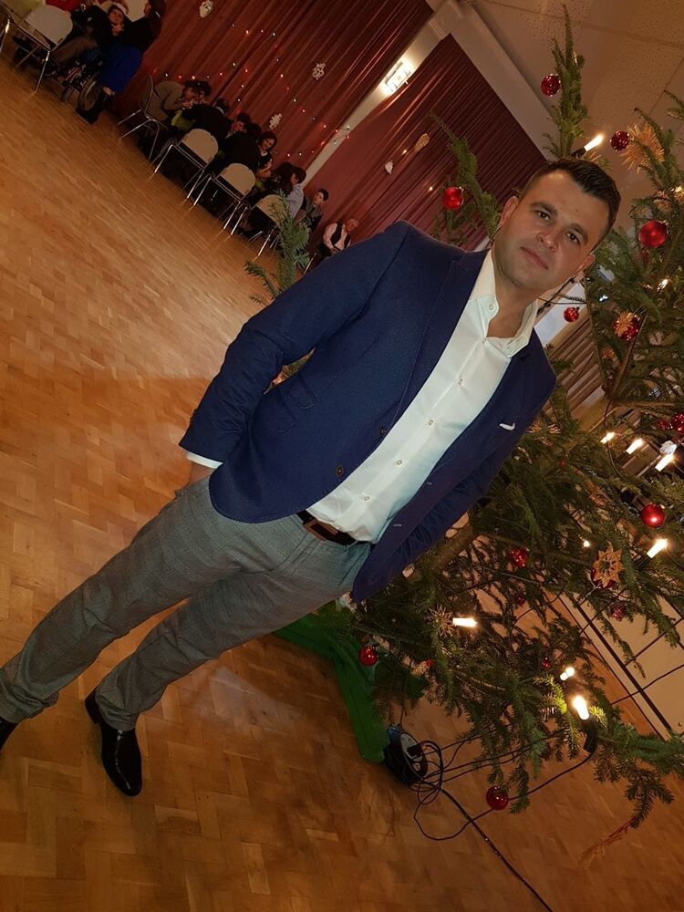  16671197  Artjom, 44 ,    