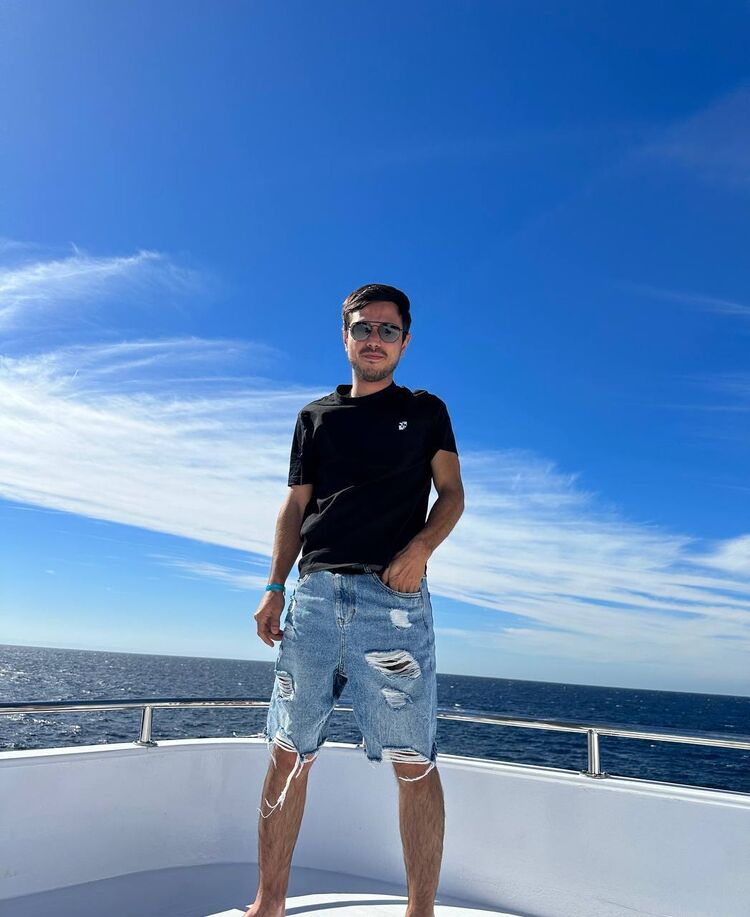  54595277  Artak, 32 ,    