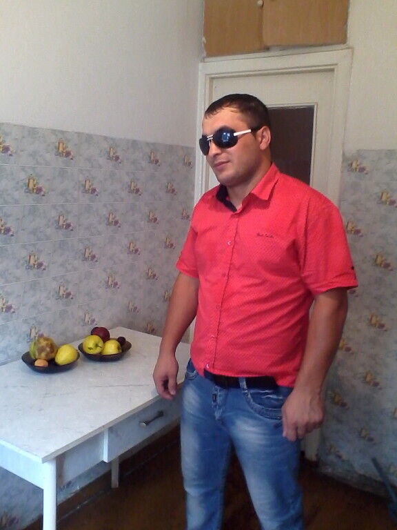  46268117  Roman, 40 ,    
