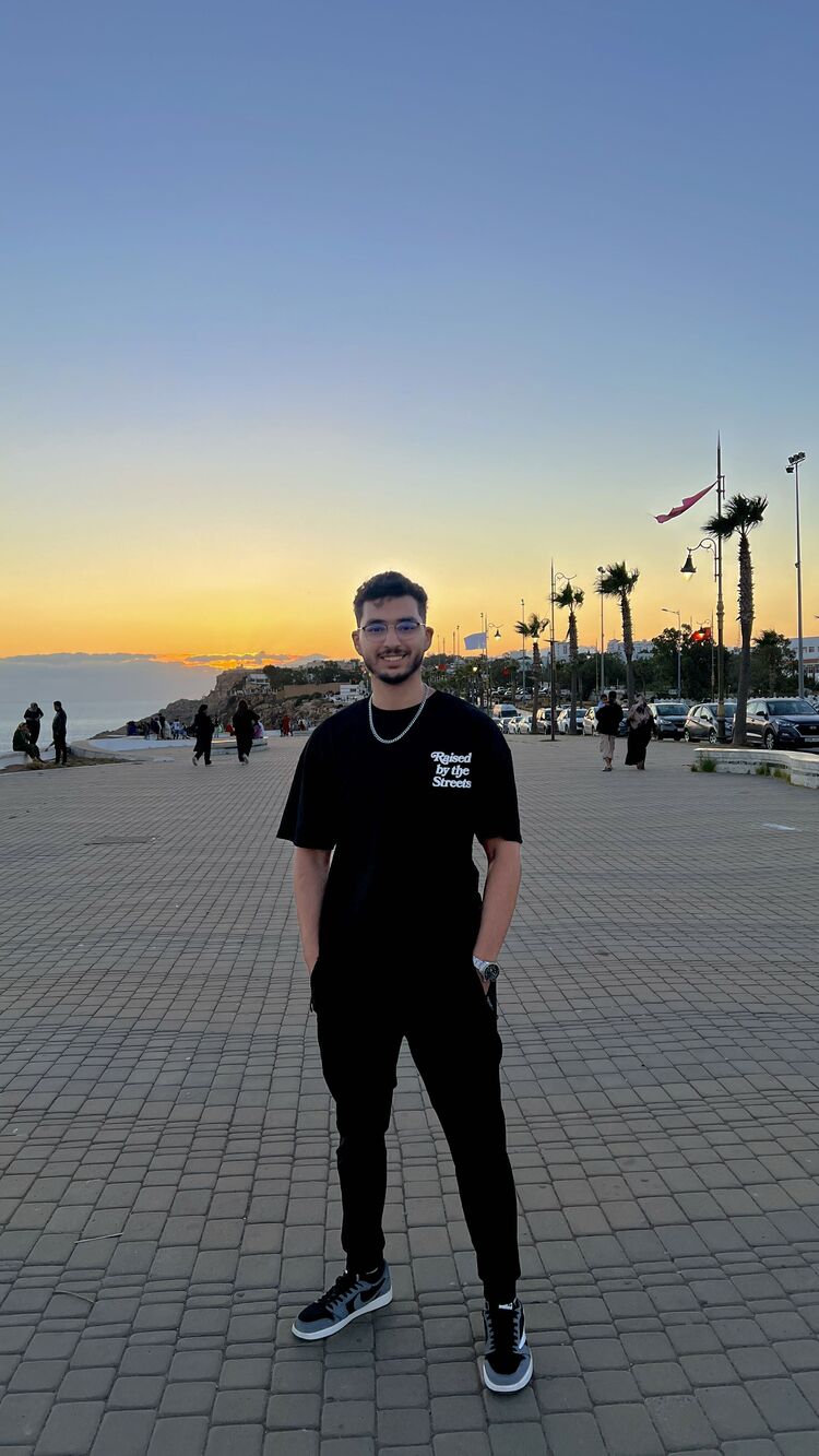  54135677  Adam, 24 ,    