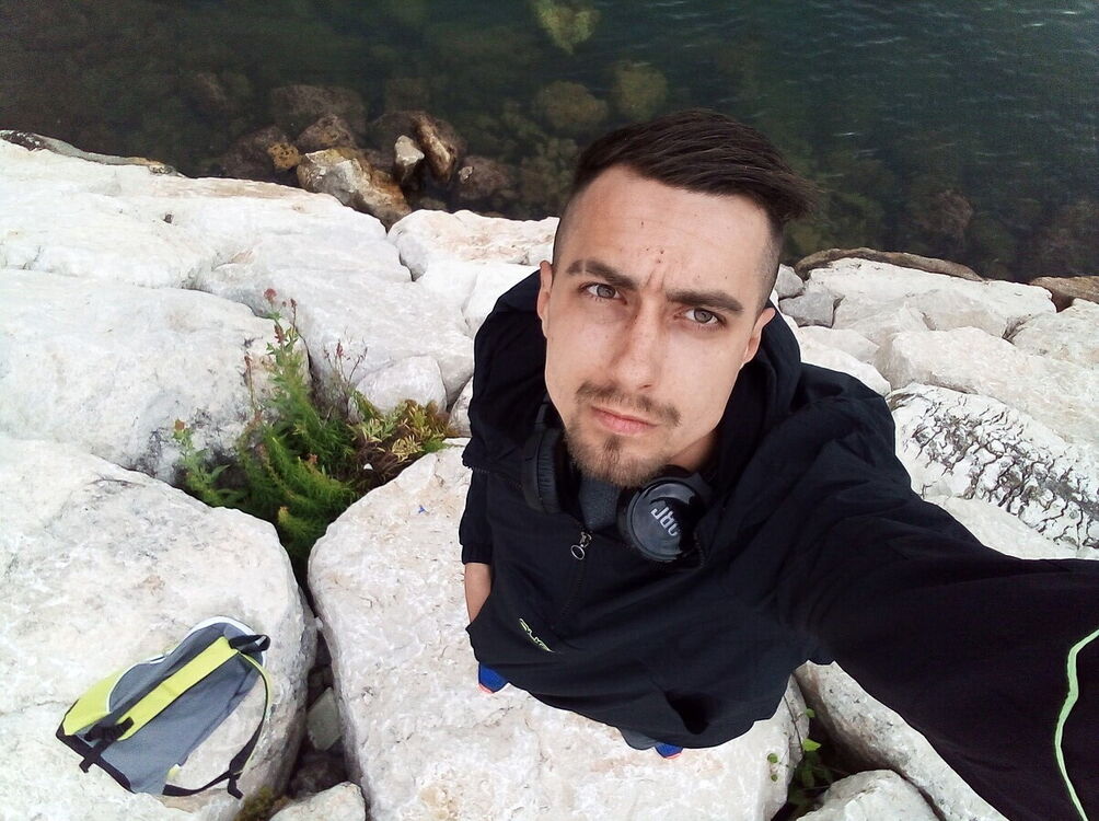  21251037  Aleksandr, 30 ,    Battipaglia