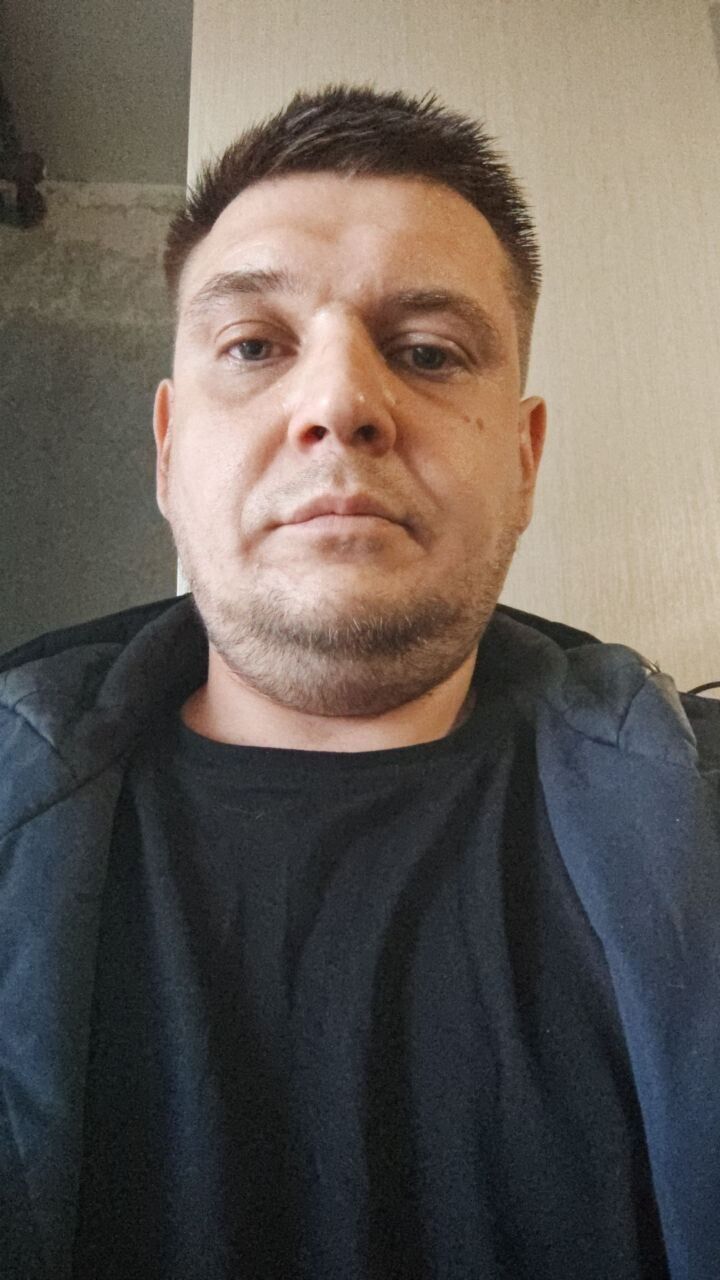  46896477  Anton Usov, 38 ,    