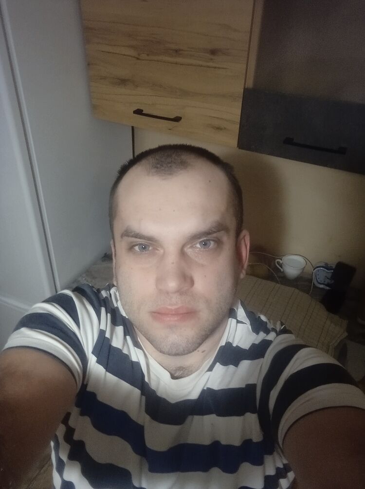  52600707  Adrian, 27 ,    