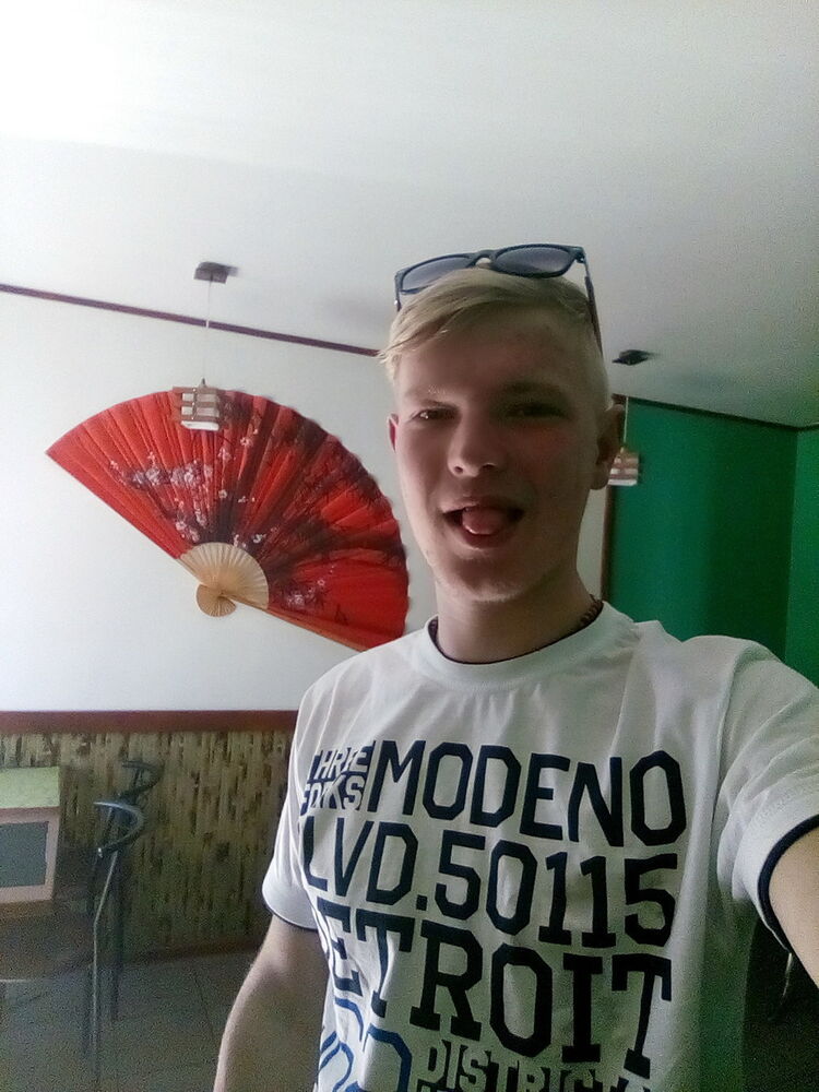  12139697  Viktor, 28 ,    