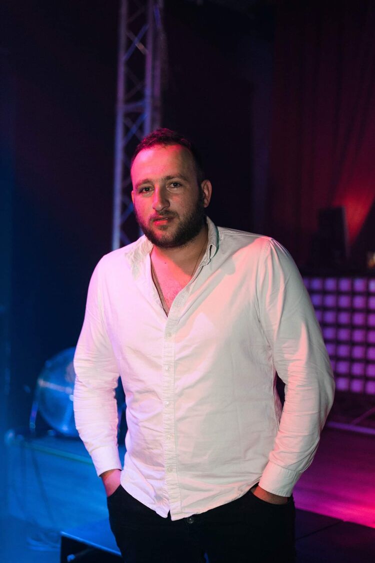  27560887  Giotgi, 33 ,    