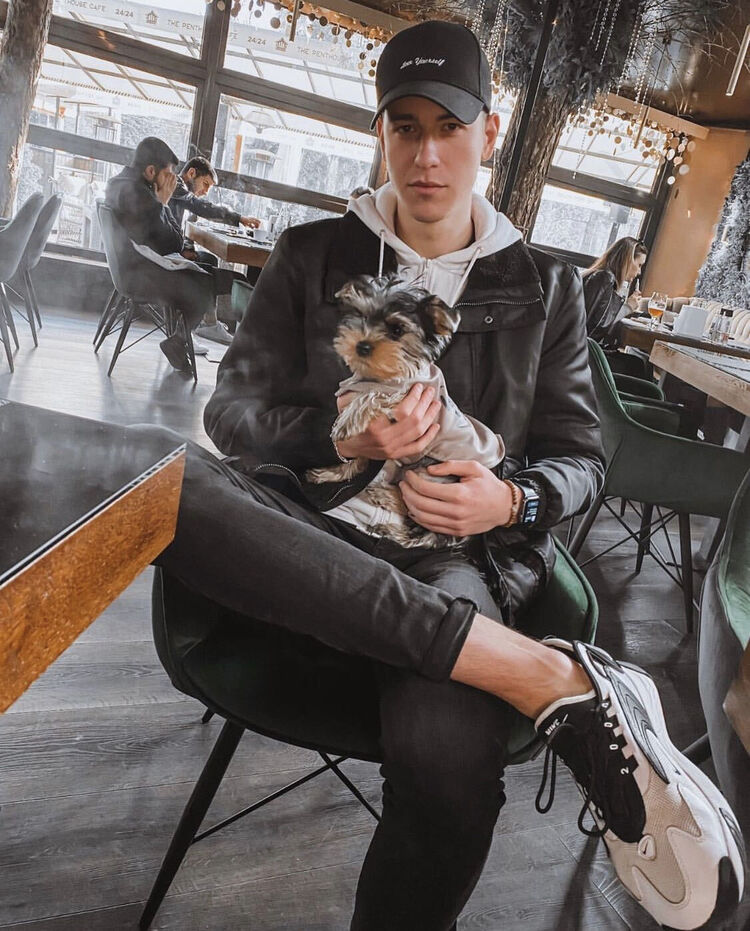  27271287  Octavian, 26 ,    