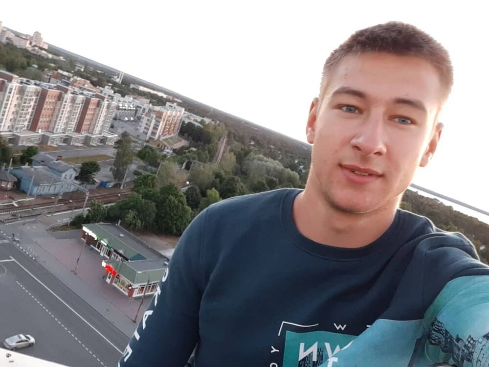  ,   Tomas, 25 ,  