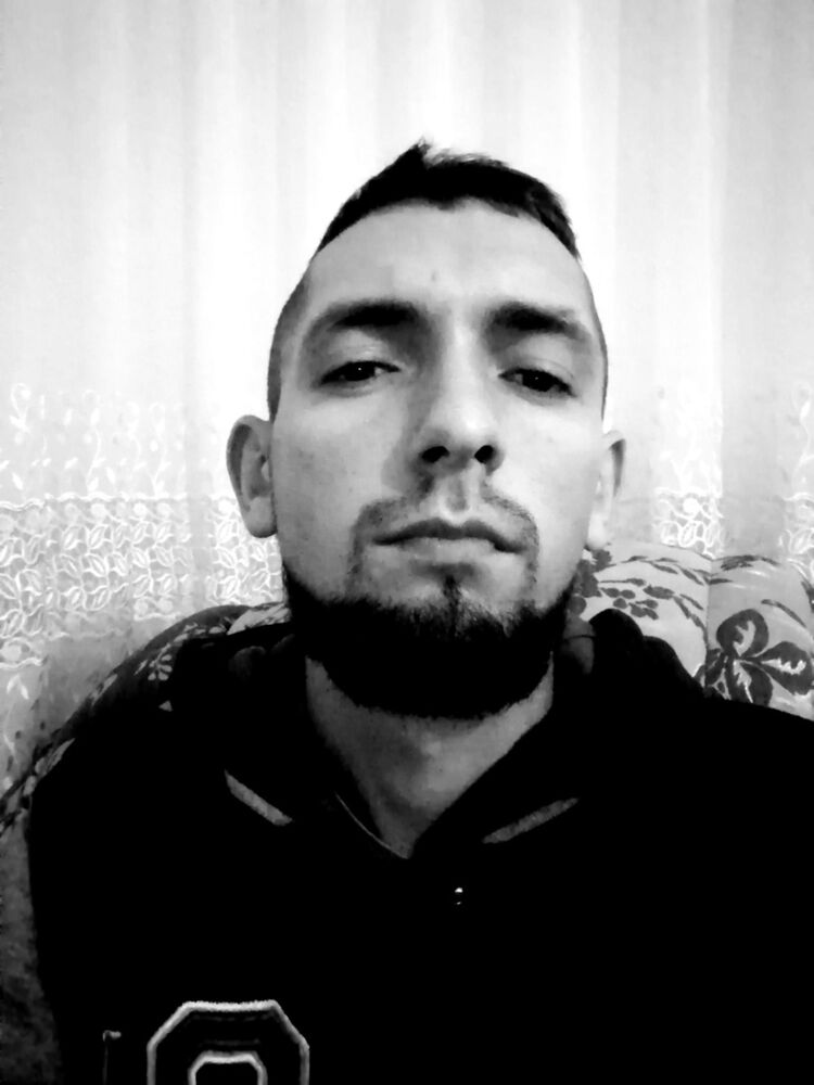  ,   Valentin, 27 ,  