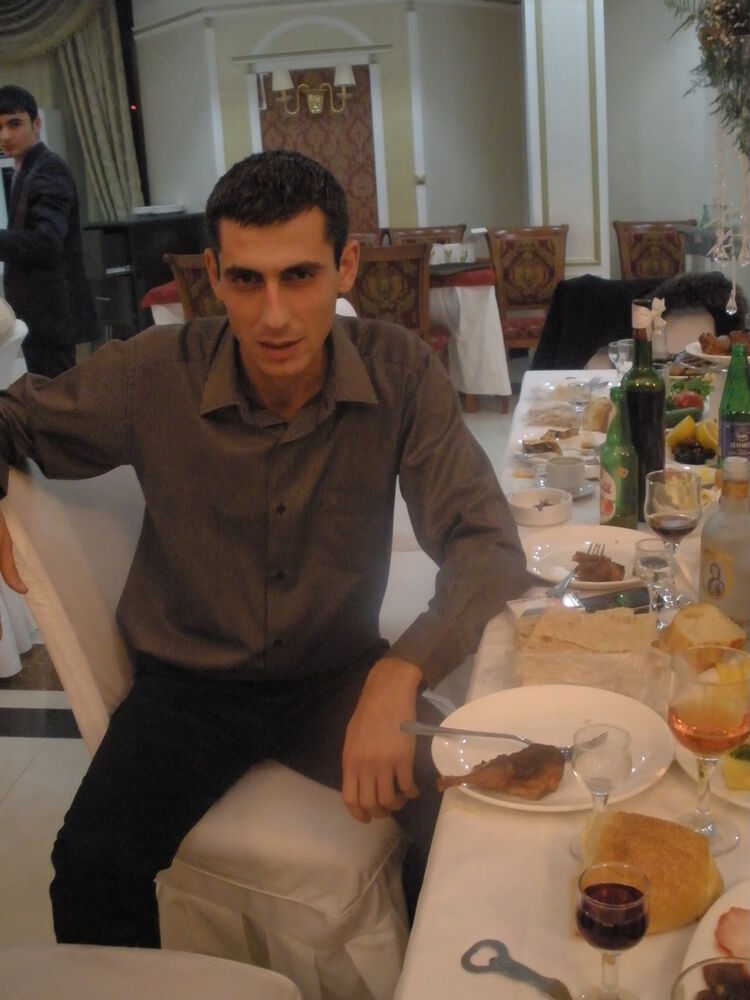  4125297  Artur, 43 ,    