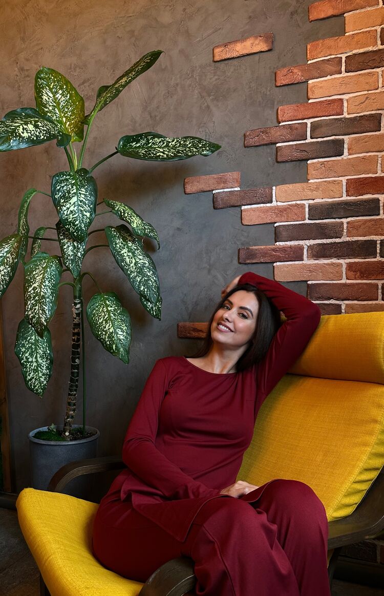  ,   Viktoria, 40 ,   c 