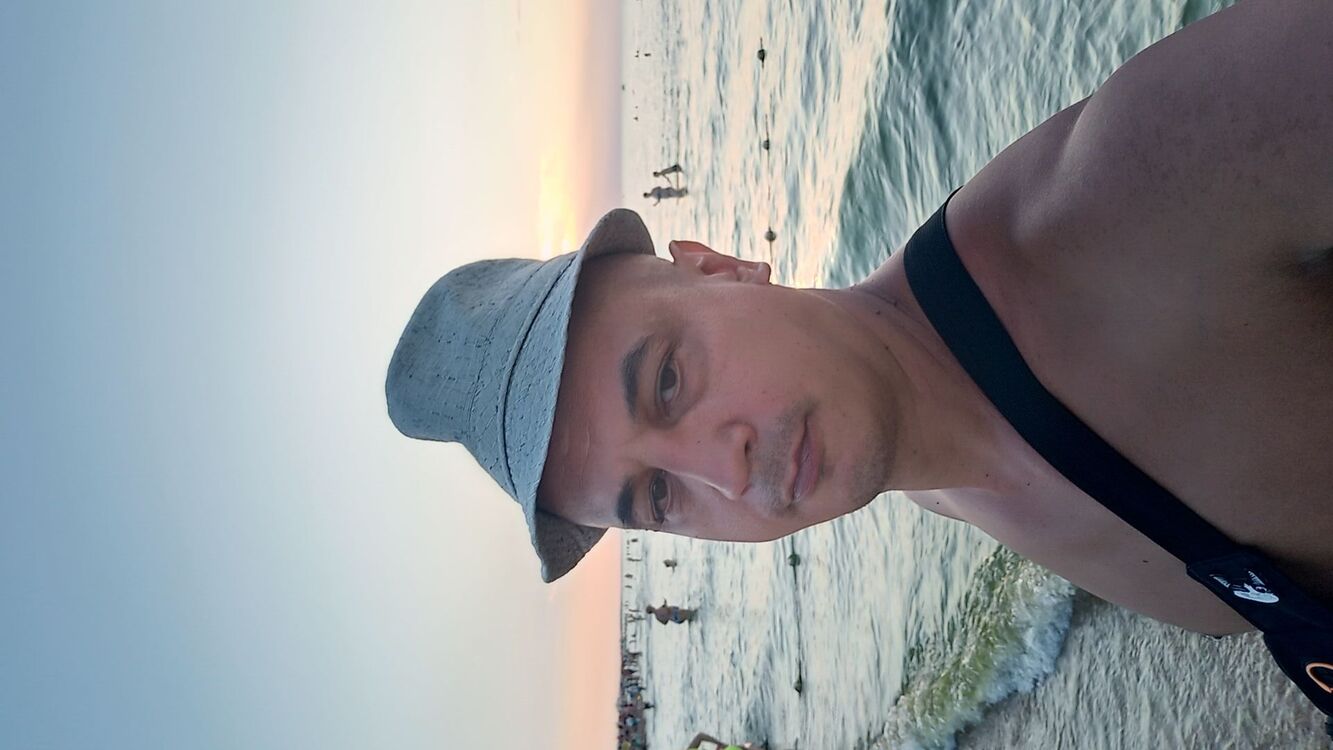  52104377  Yamil, 42 ,    
