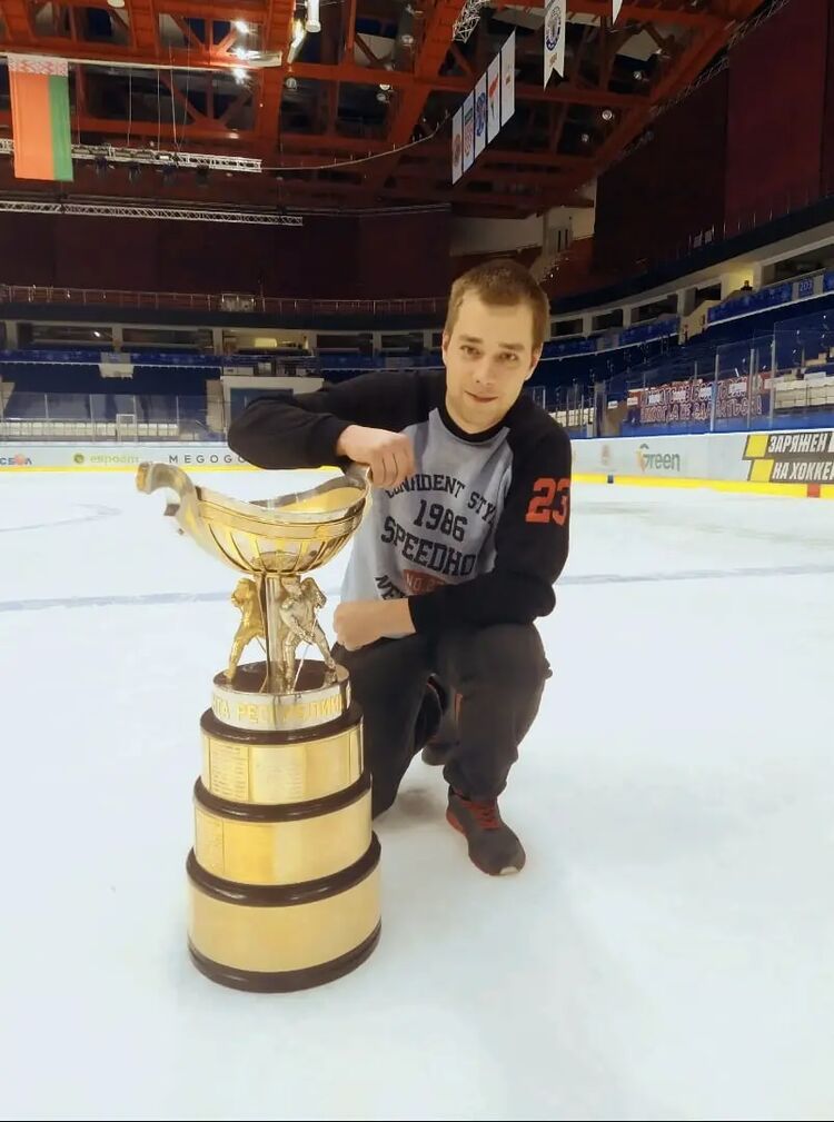  27077247  Stas, 31 ,    