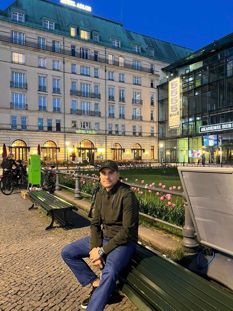  52122147  Azat, 25 ,    