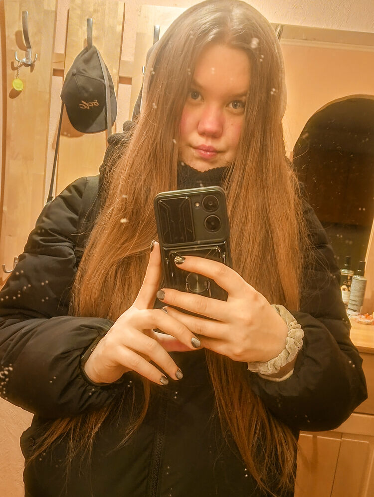 49583357  Mariia, 22 ,    