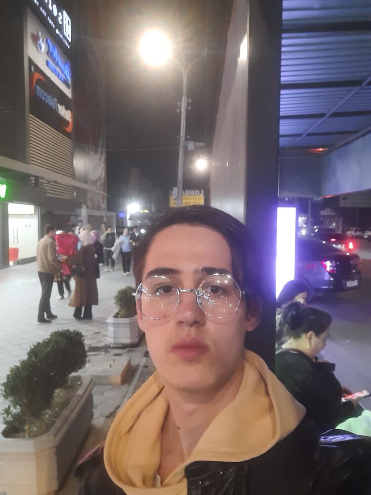  52852977  Erik, 22 ,    
