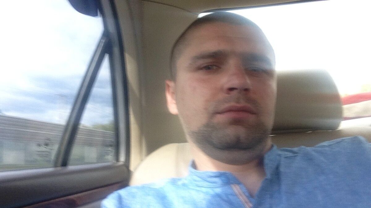  ,   Viktor, 31 ,  