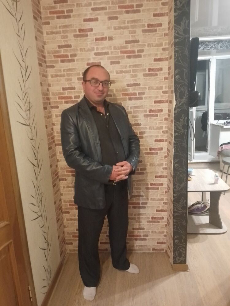  ,   Armen, 43 ,   ,   