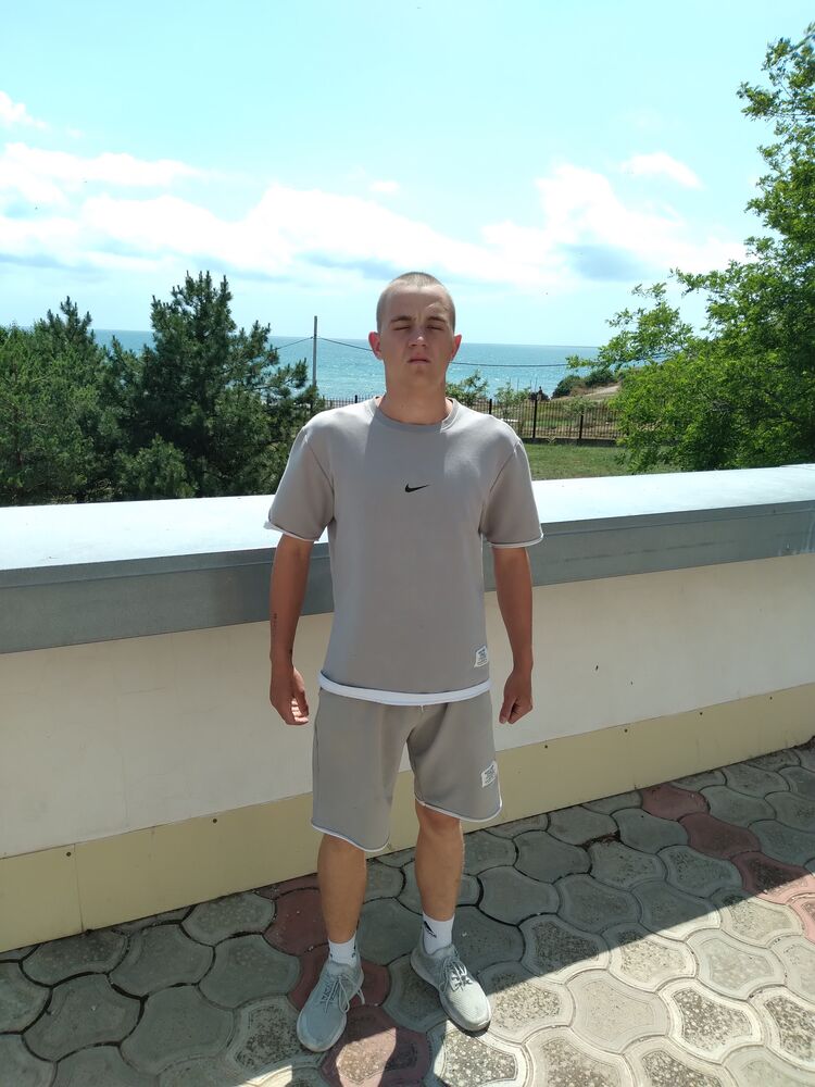  52949617  Mikhail, 19 ,    