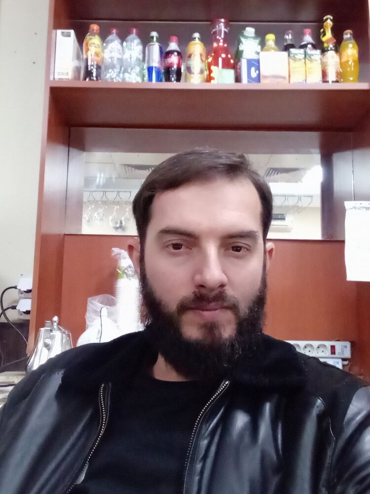  37751617  Kamil, 39 ,    