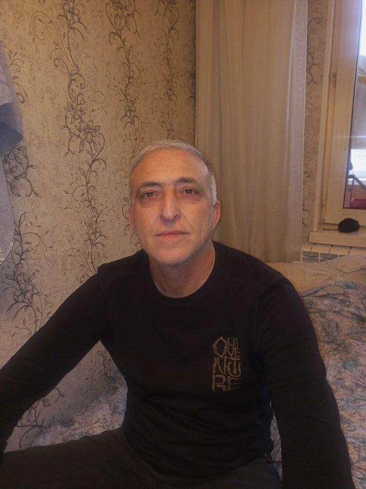  49549677  Eduard, 53 ,    