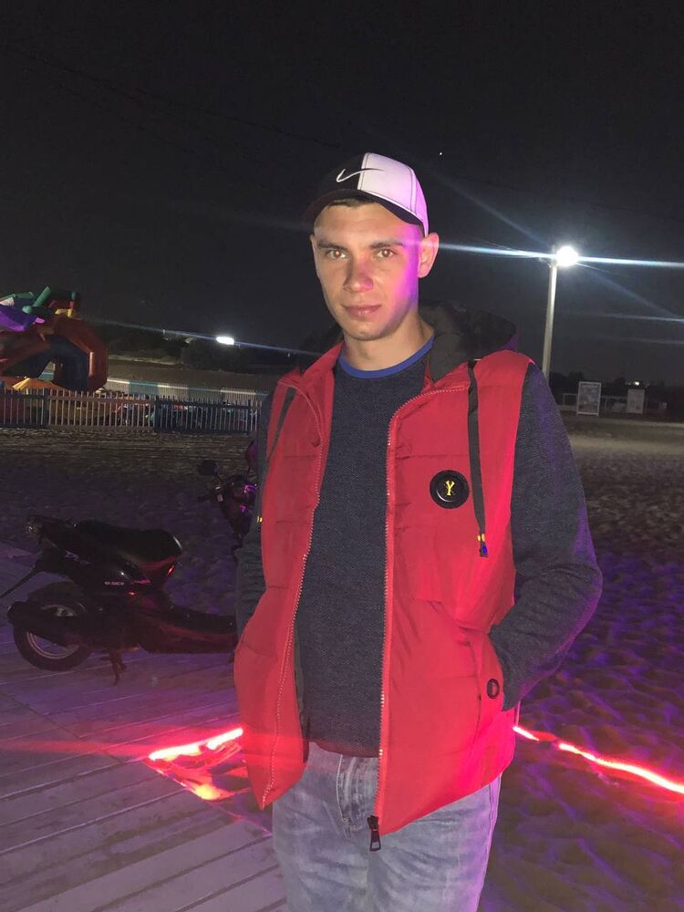  29606987  Viktor, 27 ,    