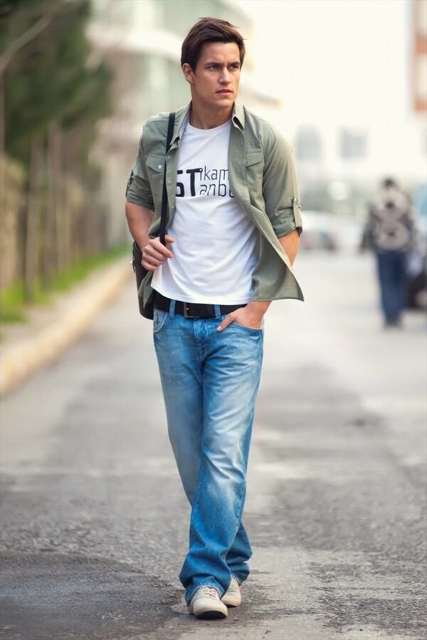 Как мужчине быть молодым. Мужчина в джинсах. Джинсы с футболкой и рубашкой мужские. Мужской стиль джинсы футболка. Образ футболка джинсы мужчина.
