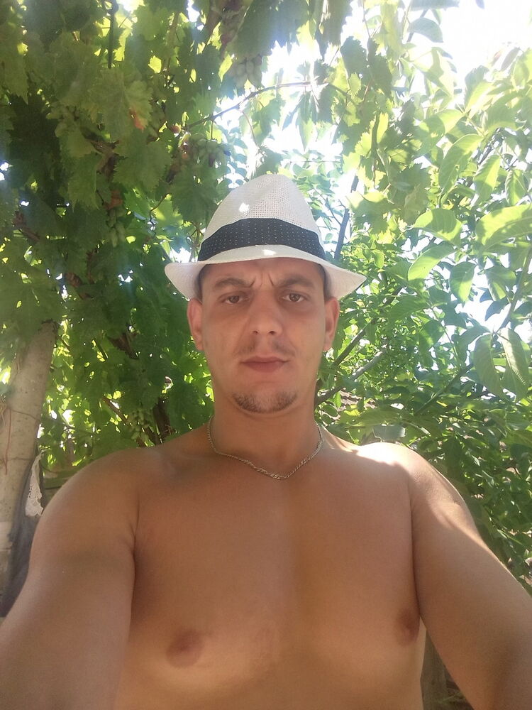  10058617  Dmitri, 37 ,    