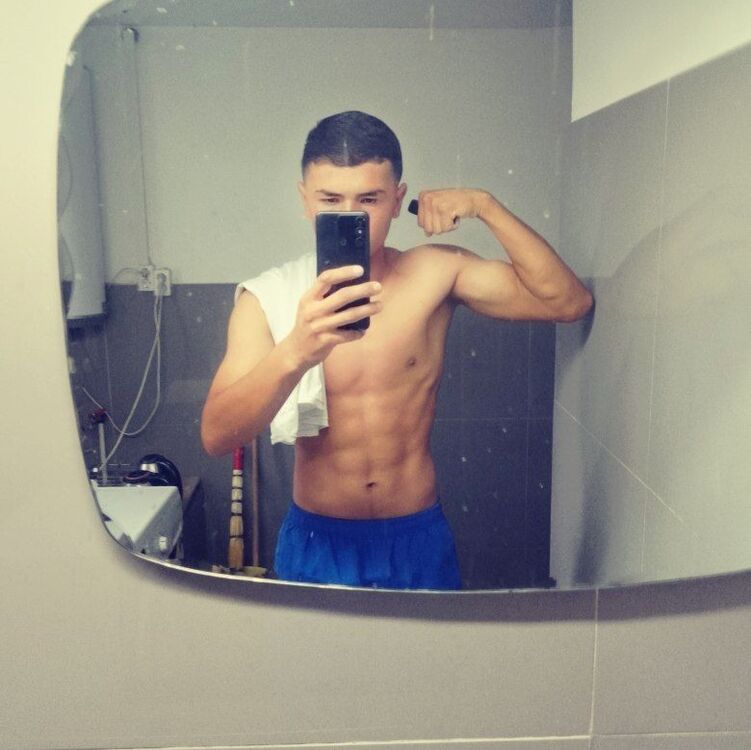  45758447  Artur, 21 ,    