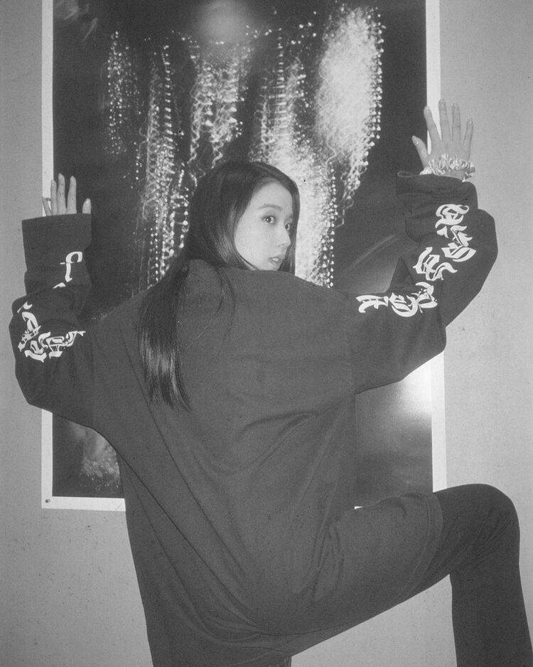  19808267  Mia, 25 ,    