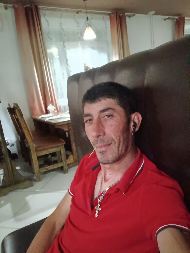  37239417  Artur, 46 ,    