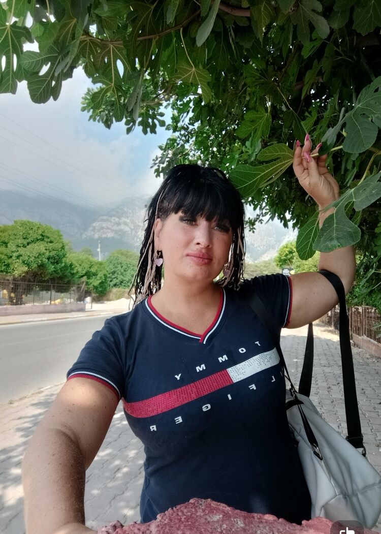  -,   Lora, 52 ,     , c 