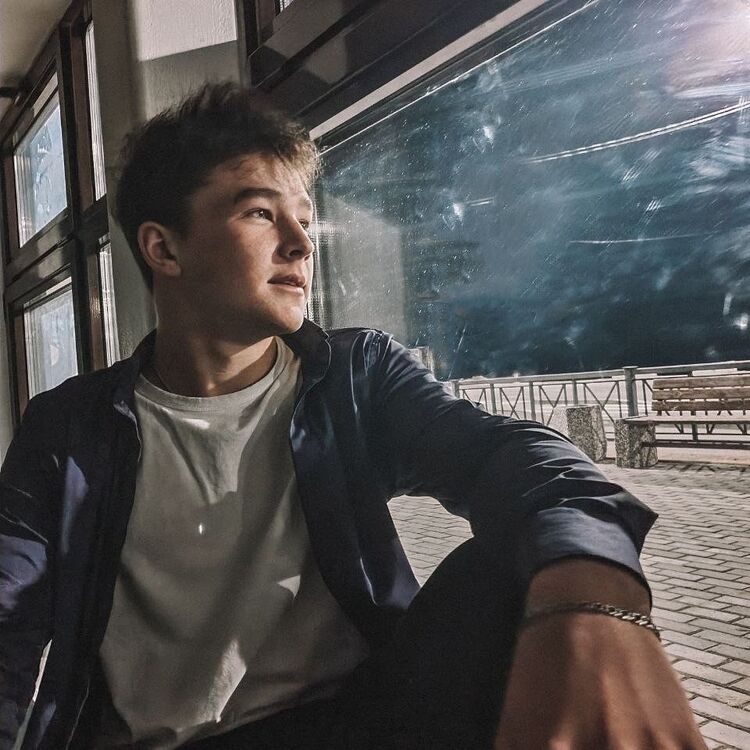  ,   Viktor, 22 ,   ,   