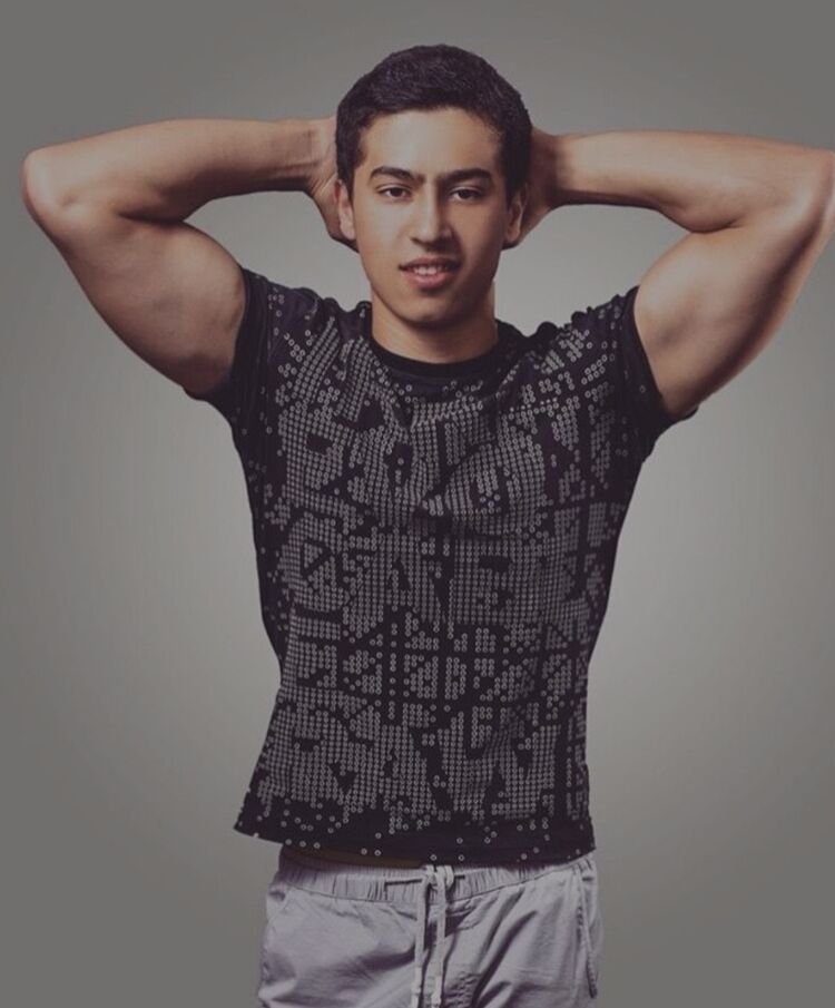  24040687  Alek, 31 ,    