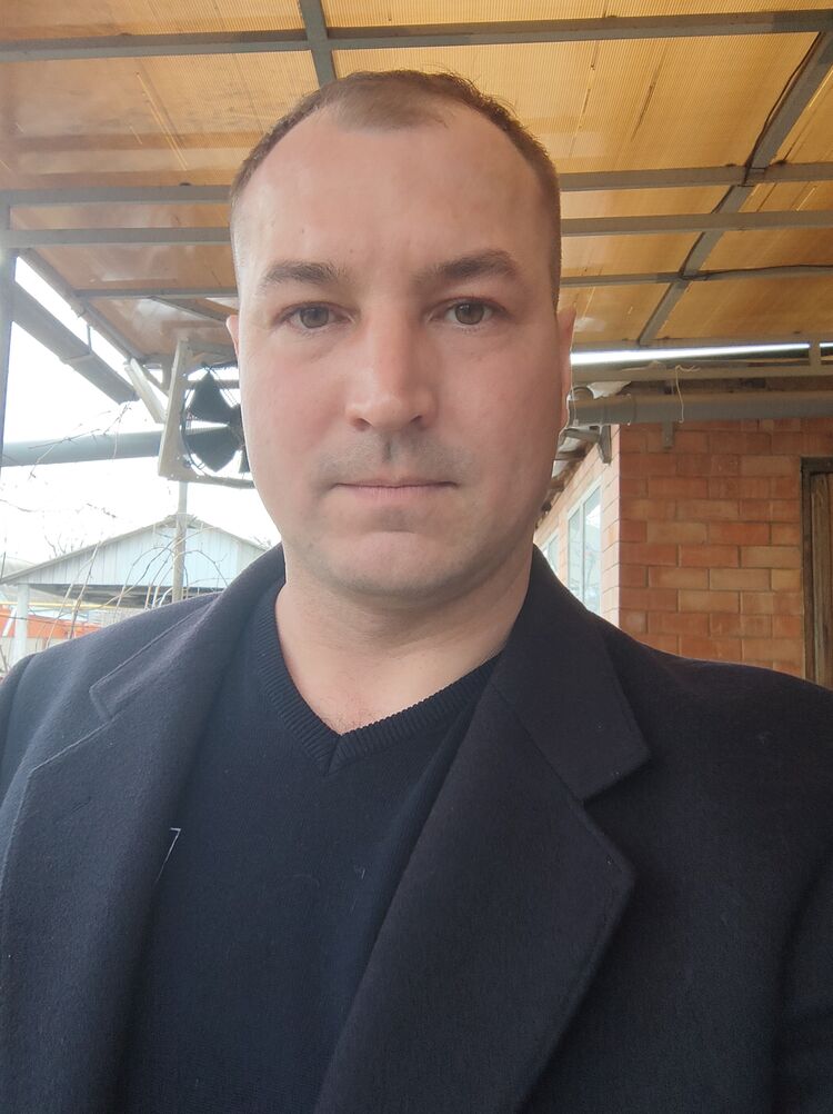  26072567  Anton, 40 ,    