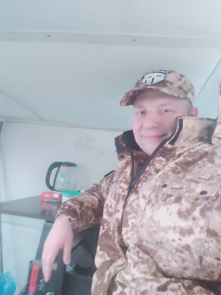  41580957  Roman, 36 ,     