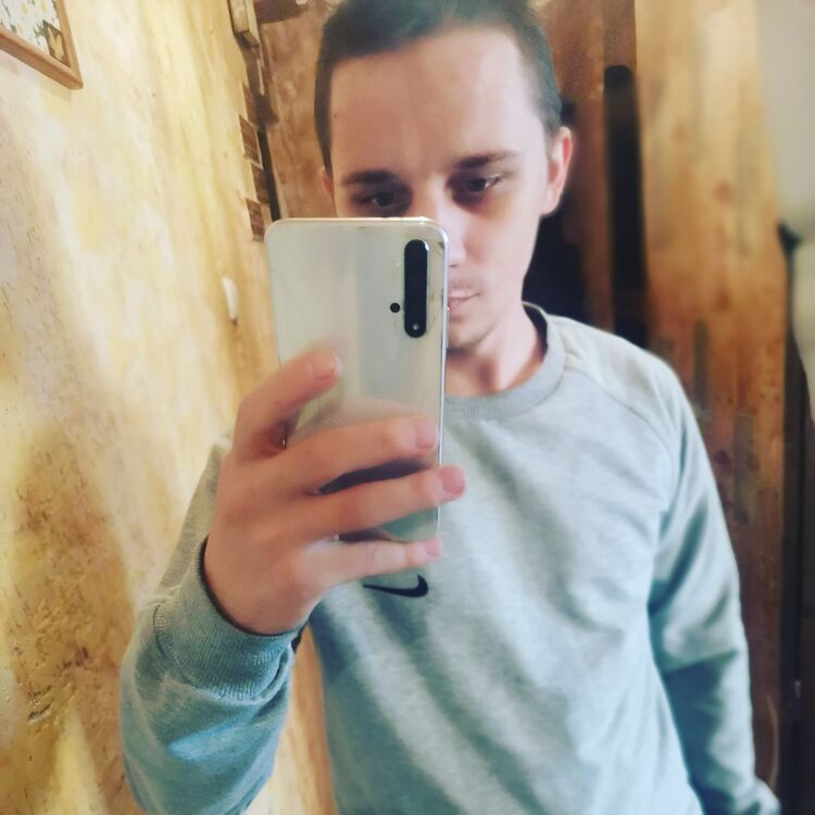 42208527  Anton, 28 ,    