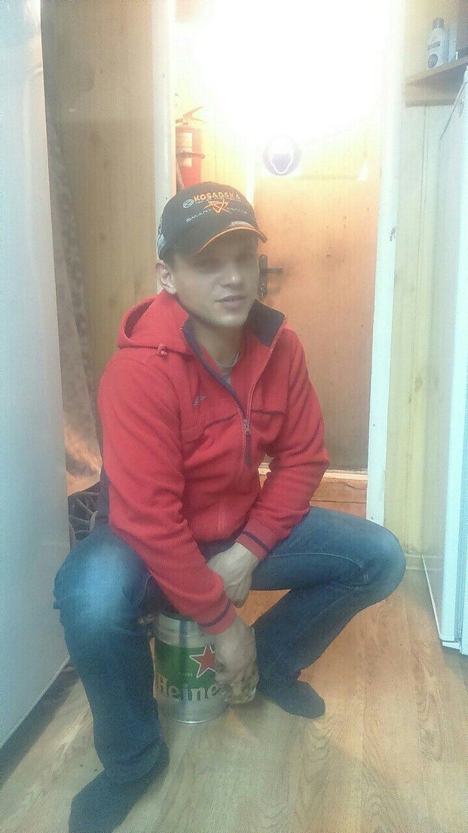  9298847  Viktor, 40 ,    
