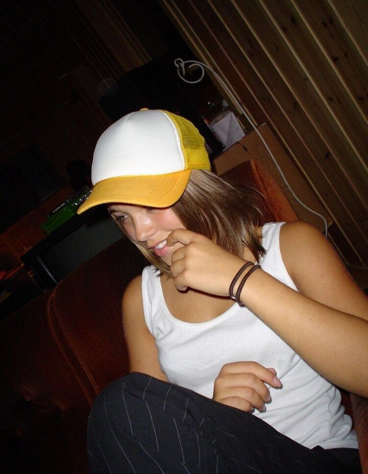  24075827  Melek, 21 ,    