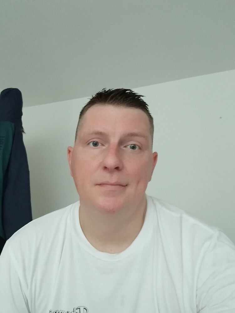  37129507  Viktor, 40 ,    