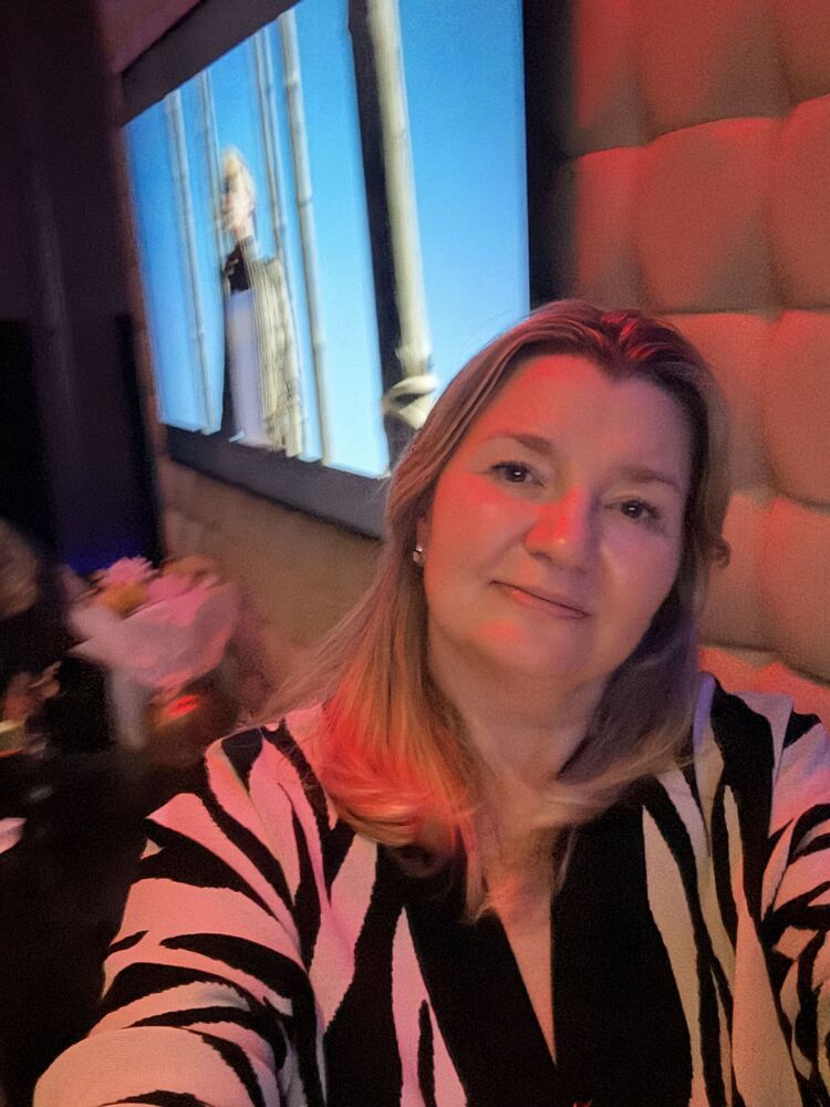  54569057  ELENA, 56 ,    