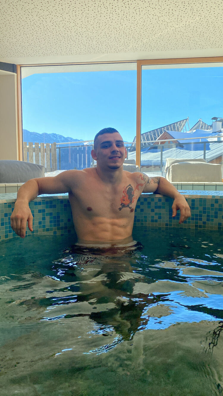  Belconnen,   Ivailo, 25 ,   ,   
